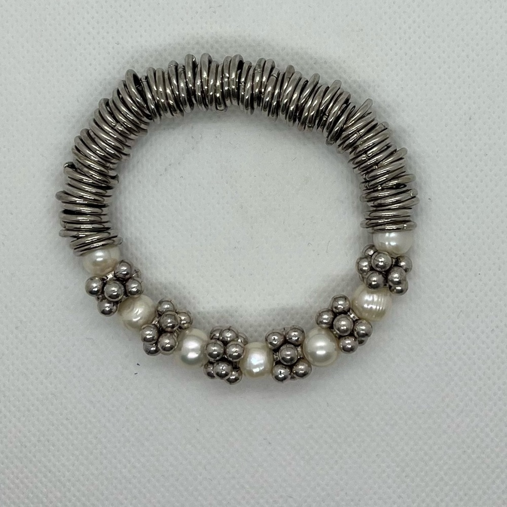 Pearl and silver expandable bracelet